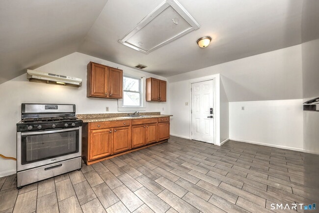 Building Photo - 483 Ferry St