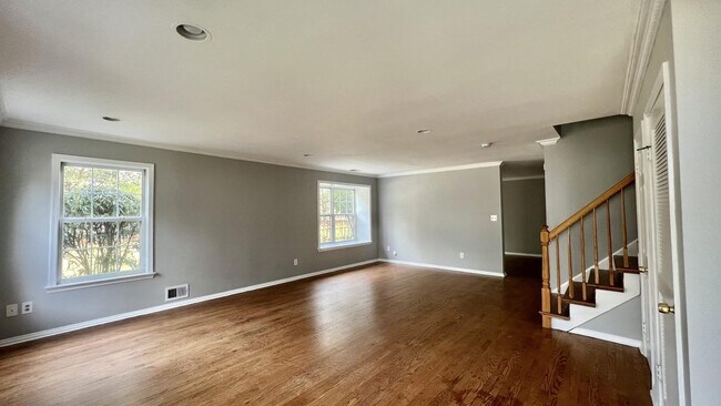 Building Photo - 833 Mariposa Ct