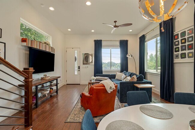 Building Photo - 2812 Oak Springs Dr