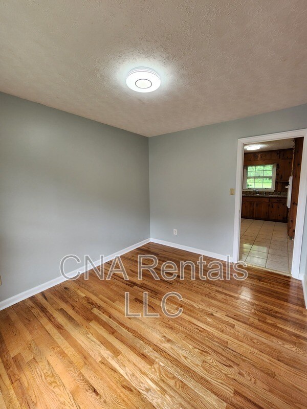 Building Photo - 626 Honeybear Ln