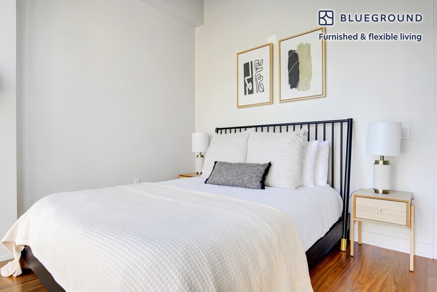 Building Photo - 676 North LaSalle Drive-SI FL3-ID440