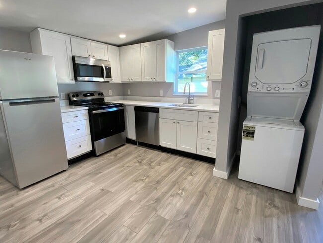 Building Photo - 103 W 54th St