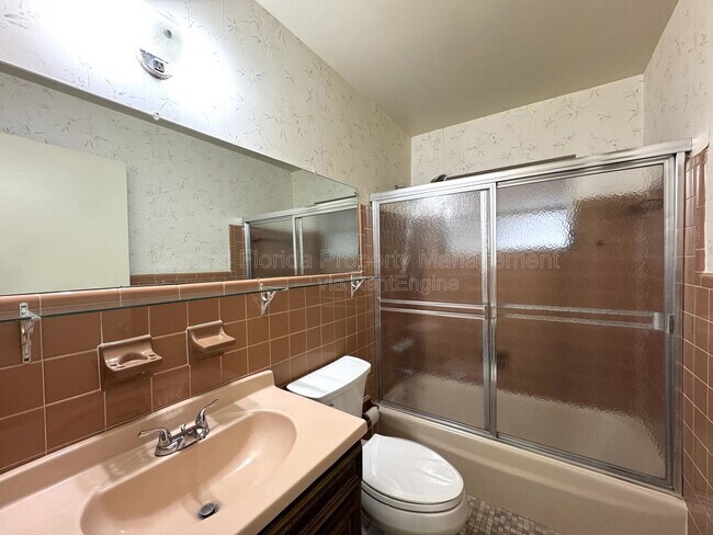 Building Photo - 1074 Gerona Ave