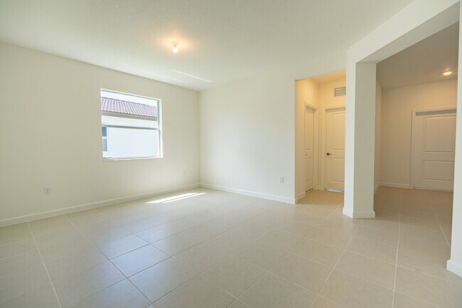 Building Photo - 2485 SE 29th Dr