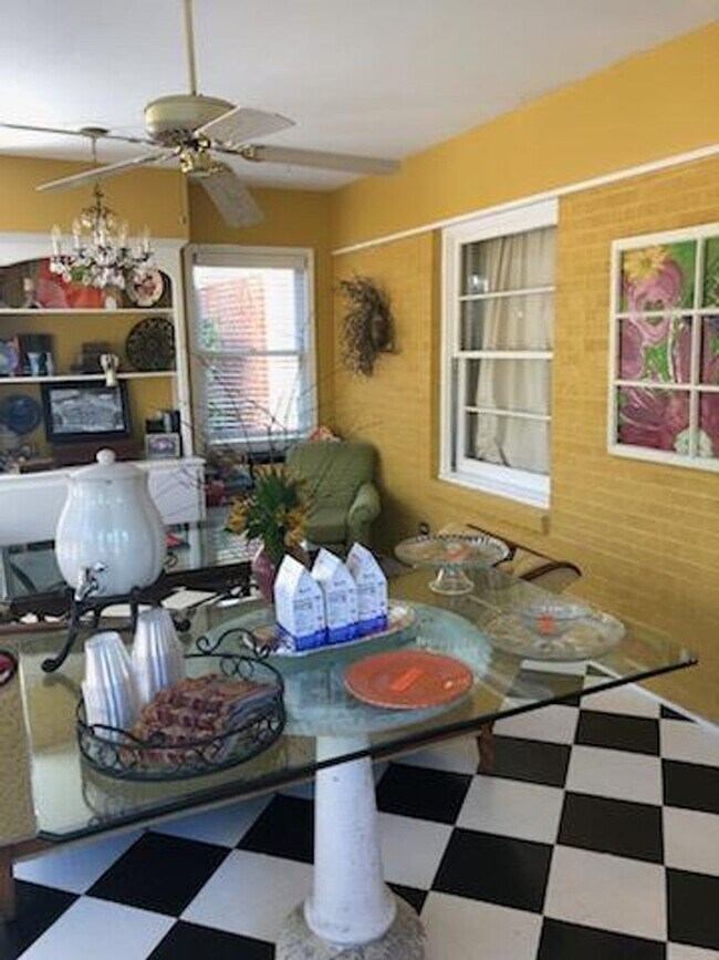 Building Photo - 2 Bedroom 1 Bath Home in North Columbus - ...