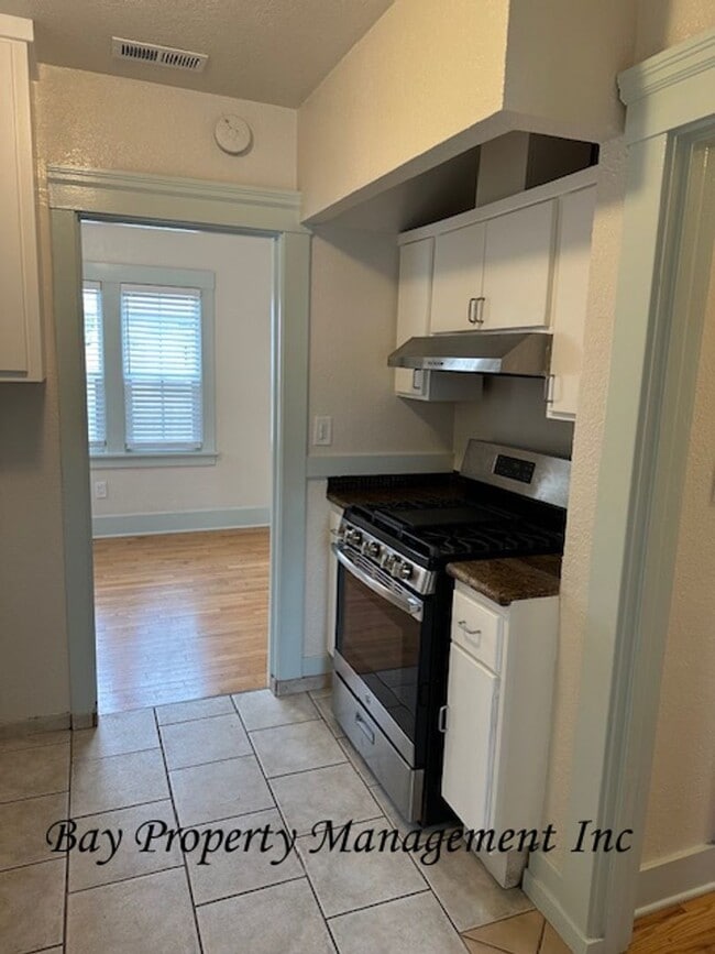 Building Photo - Charming 2 Bedroom, 2 Bath Home with Beaut...
