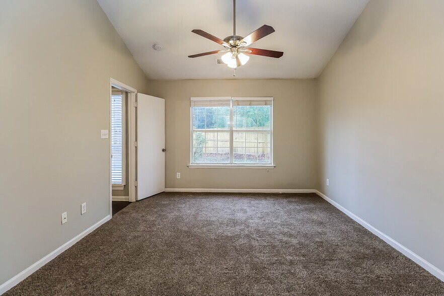 Building Photo - 12102 Kempshott Ct