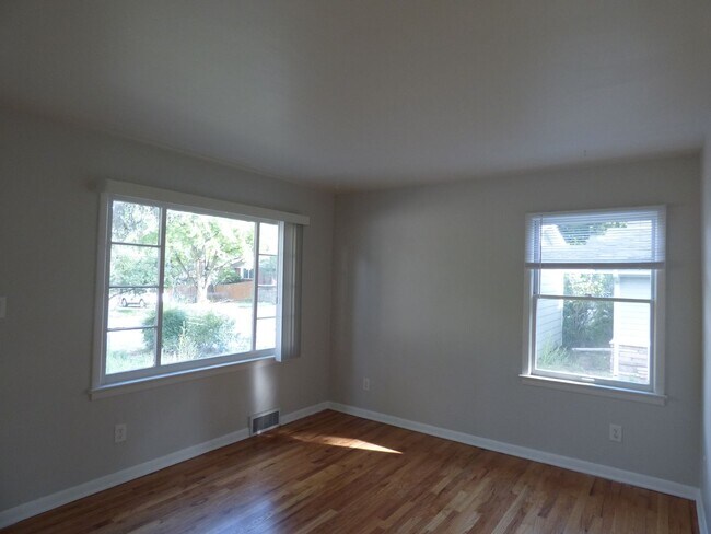 Building Photo - 1 Bedroom Duplex near Sunset Golf Course