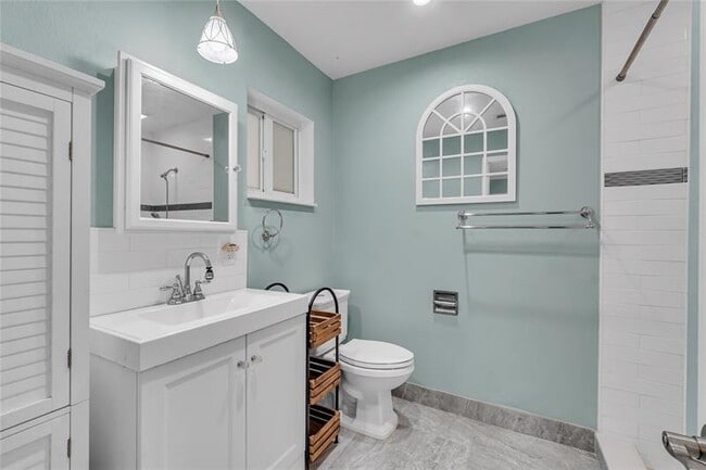 Building Photo - 4541 NE 6th Terrace