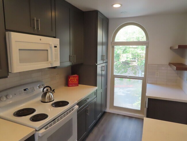 Building Photo - Partially Furnished Two Bedroom Condo in College Area