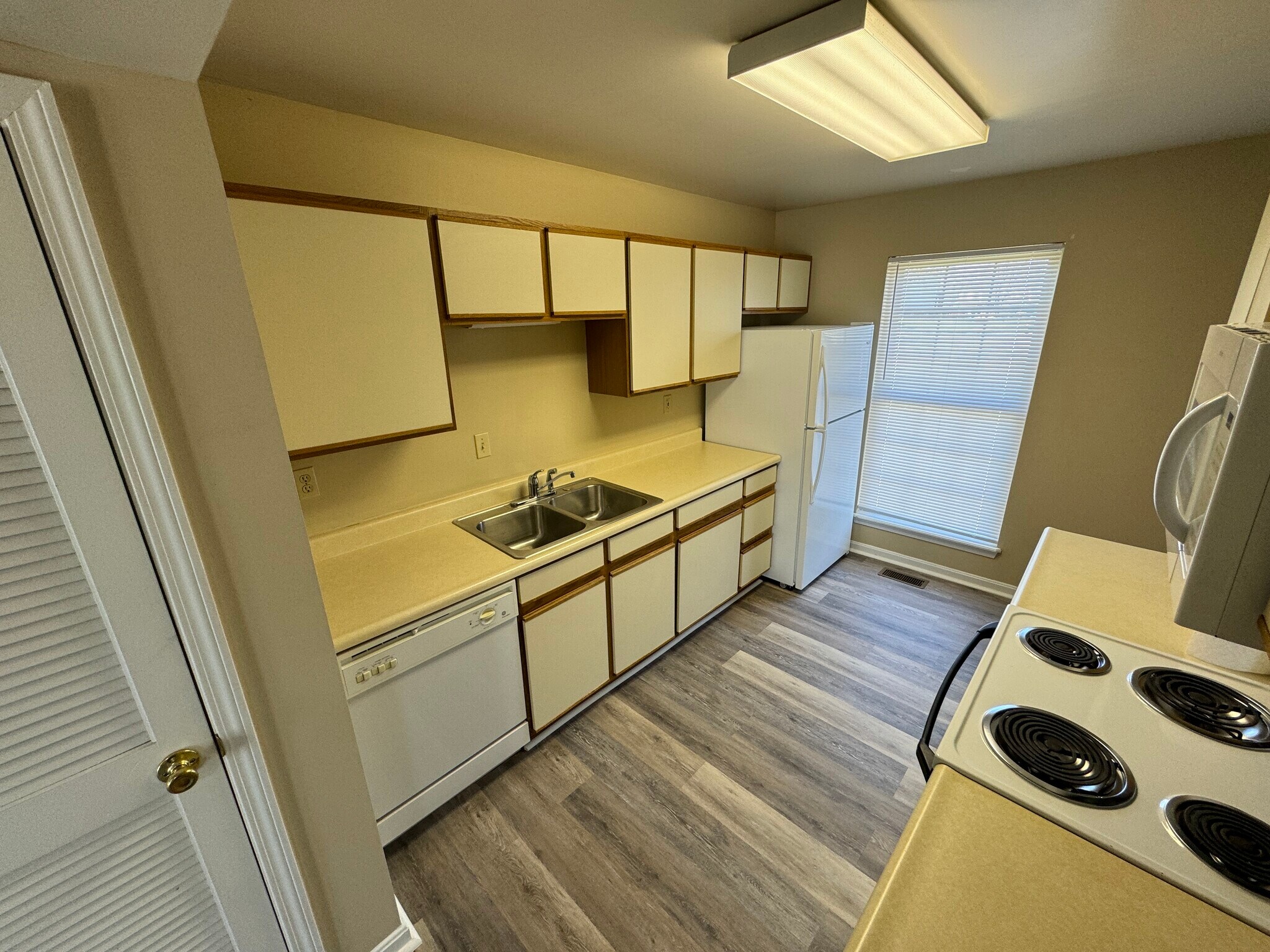 Building Photo - 2065 Leland Dr