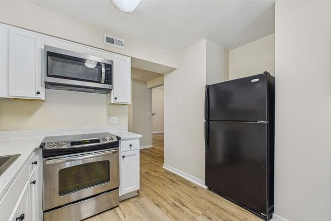 Building Photo - Charming 3-Bedroom Townhome in Sunset Woods