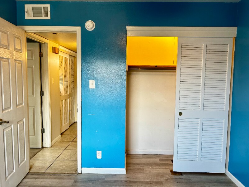 Building Photo - 305 Greenbriar St