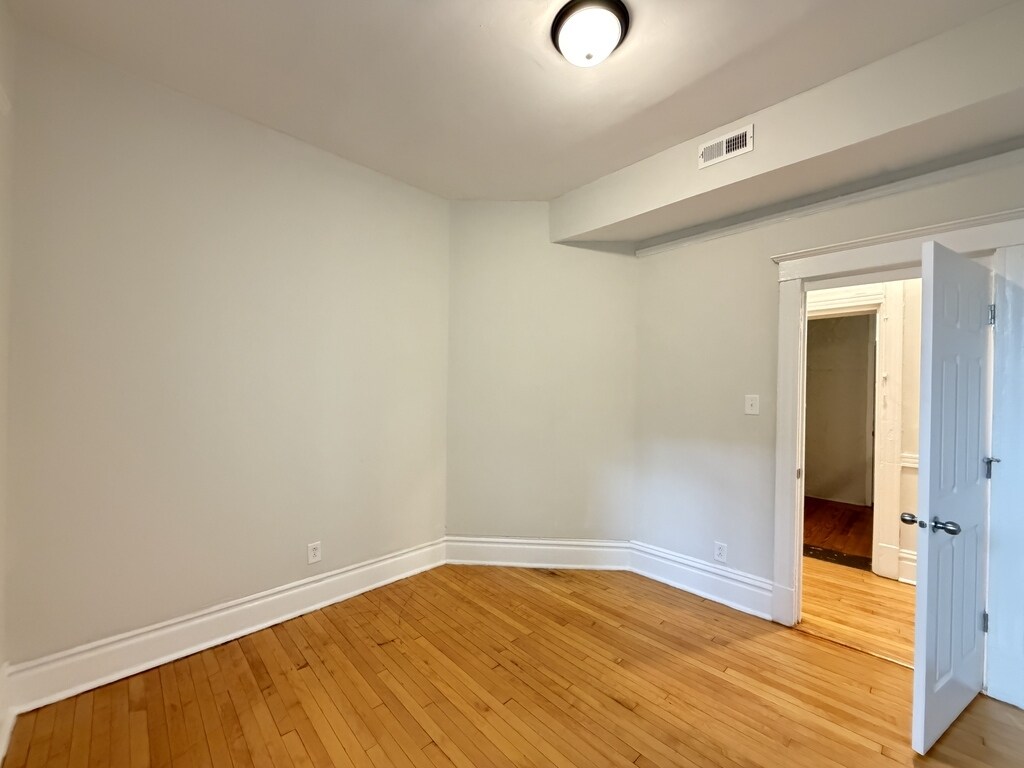 Building Photo - 1009 N Sacramento Ave