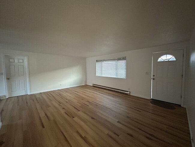Building Photo - MOVE IN SPECIAL! Recently Remodel 2 Bedroo...