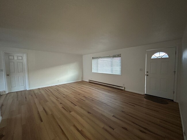 Building Photo - Recently Remodel 2 Bedroom / 1 Bathroom Du...