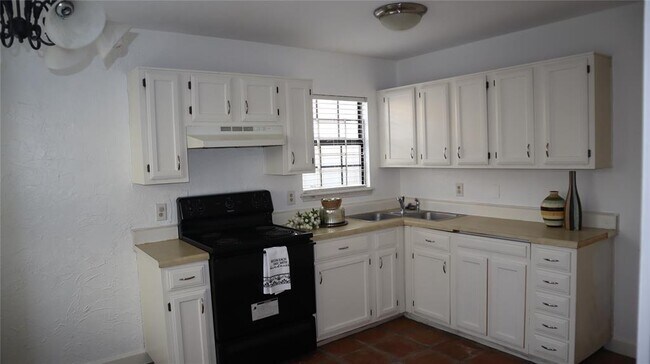 Building Photo - 6 Regency Ln