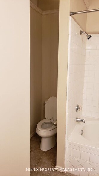 Building Photo - 6115 8th Dr