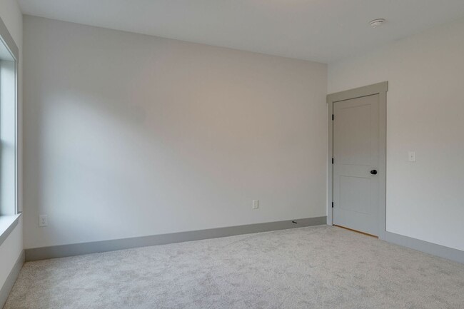 Building Photo - Stunning 3BE/2.5BA in the SHELBY PARK area! Easy DOWNTOWN access!