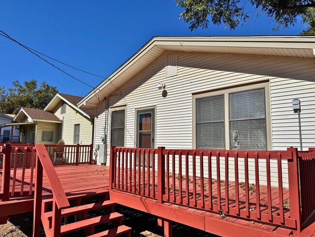 Building Photo - Adorable 3 Bed, 1 Bath Craftsman Home