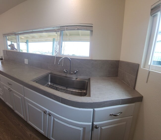 Building Photo - Views of Morro Bay in this cozy hillside cottage!