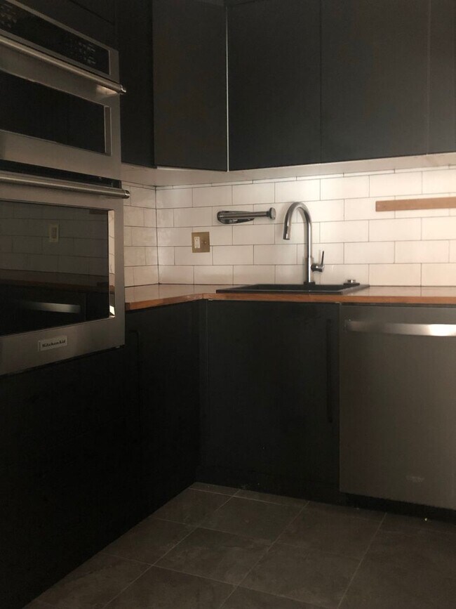 Building Photo - Well Maintained & Updated - 3 BR - Reston Metro