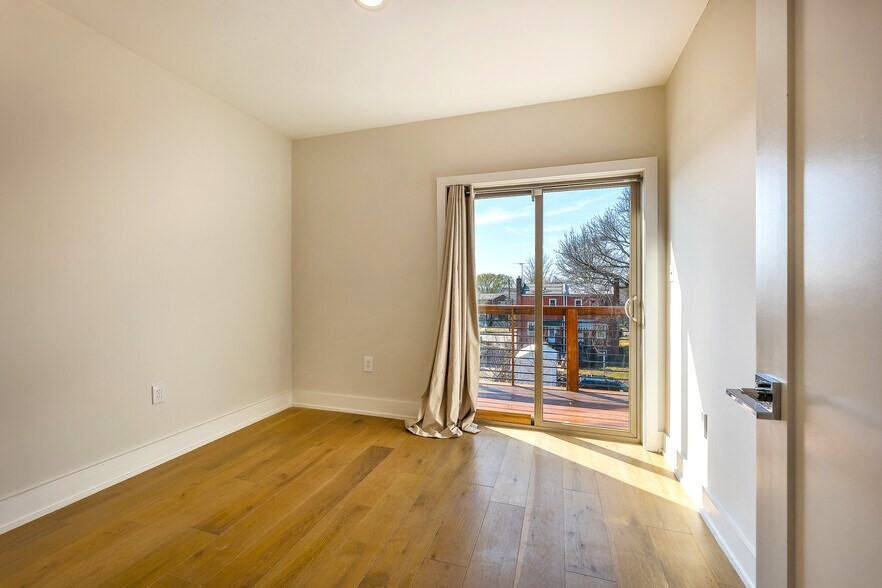 Building Photo - 5110 Fort Totten Dr NE