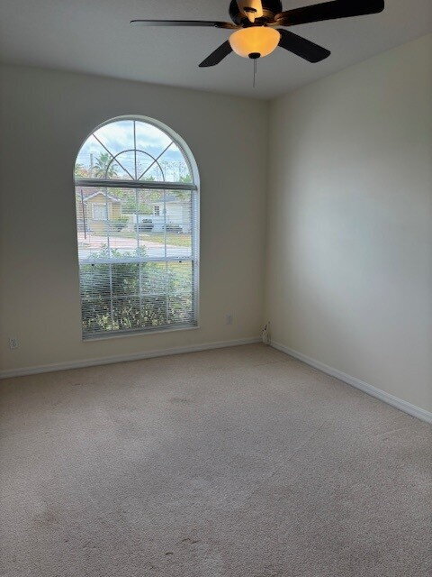 Building Photo - Close to Town Center and Shopping