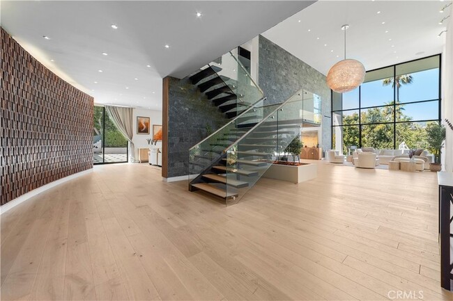 Building Photo - 1024 Summit Dr