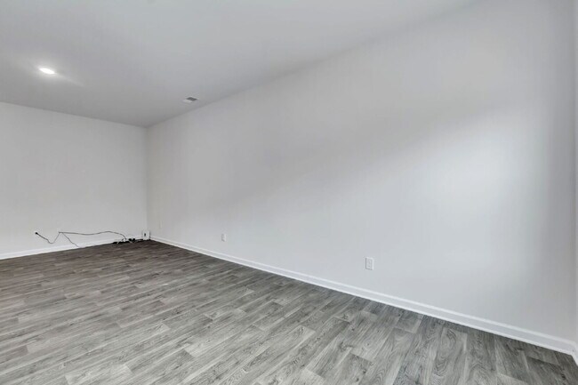 Building Photo - Beautiful 3 BR / 2.5 BA Townhome with Patio & Community Amenities $1,699/mo rent**