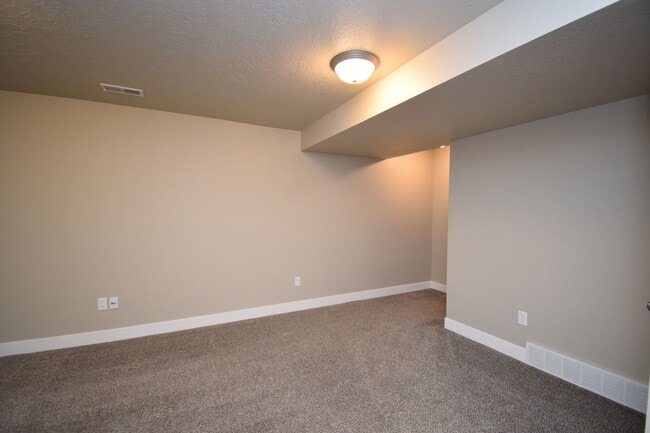 Building Photo - Charming 4 bed Sandy Home, with HOA in Fantastic Location!!!