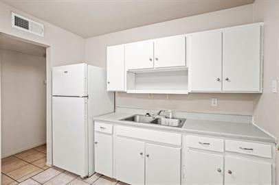 Building Photo - 4908 Royal Dr