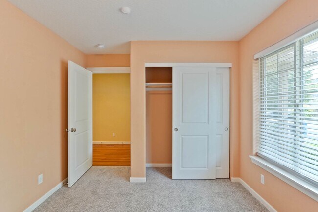 Building Photo - 4 bed + loft, 2.5 bath near Downtown Salem!