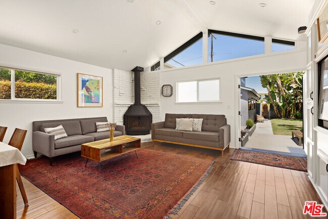 Building Photo - 1089 Palms Blvd