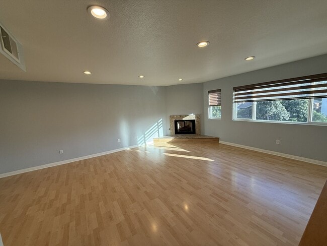 Building Photo - Bright & Updated 2BR Townhome Across from Fremont Park