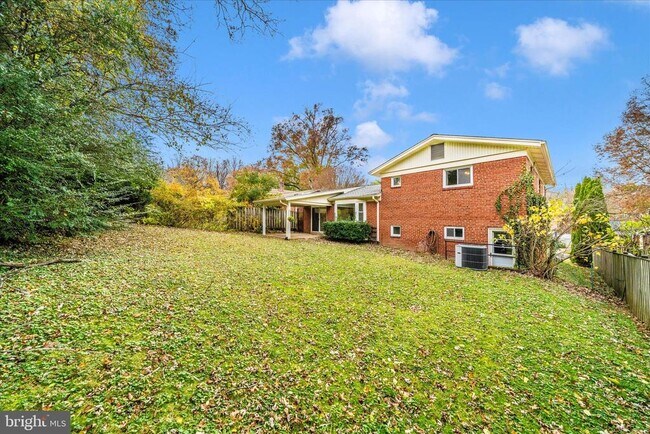 Building Photo - 3906 Montrose Dr