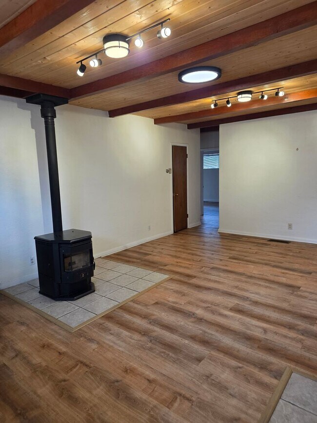 Building Photo - 1428 Vassar Dr NE