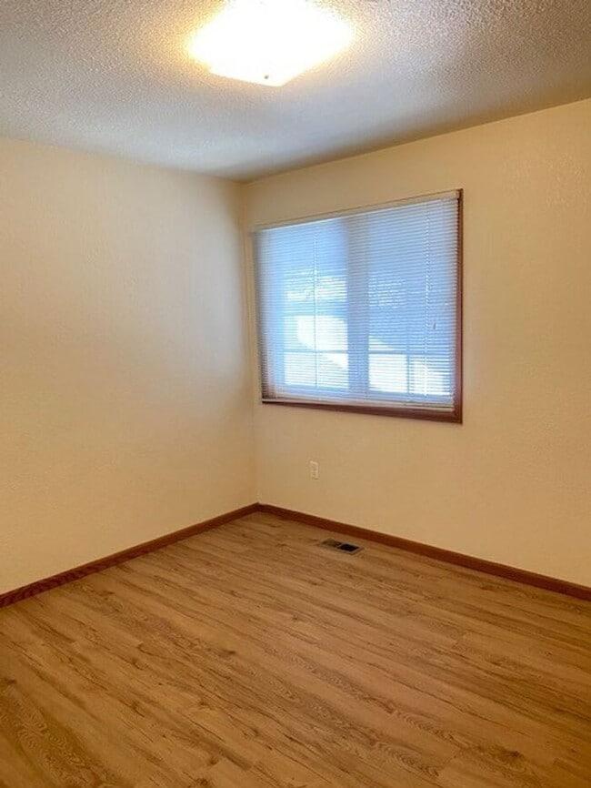 Building Photo - Beautifully Maintained 2 Bed, 2 Bath Ranch Style Townhome with 2 Car Garage in East Loveland