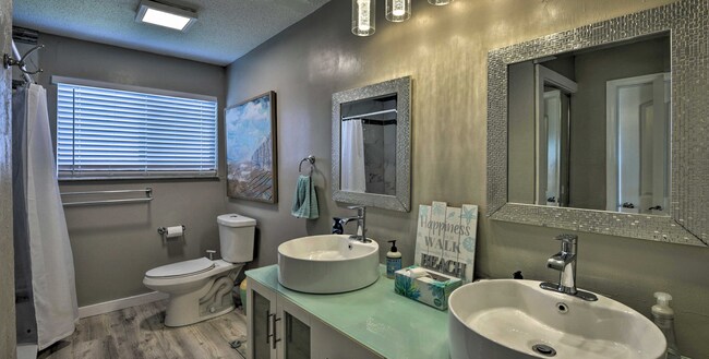 Building Photo - WALK TO THE BEACH! 4 bed, 2 bath, 2 car ga...