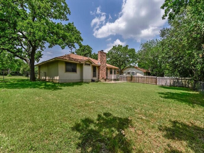 Building Photo - 506 Lakeway Dr