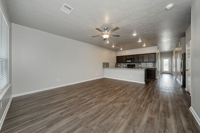 Building Photo - Impeccably Maintained Townhome in Vintage ...