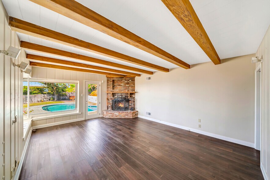 Building Photo - 909 Cavanagh Rd