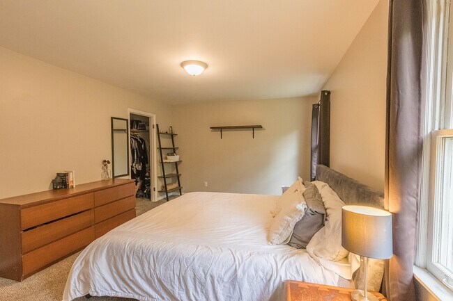 Building Photo - 210 Elliott Ct