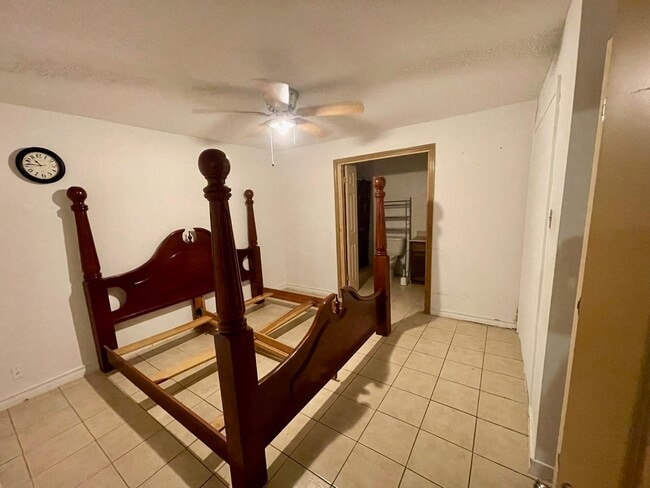 Building Photo - 1503 Chicago St