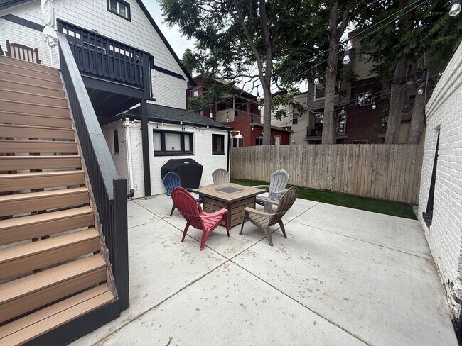 Building Photo - Modern 3-Bedroom Retreat in the Heart of C...