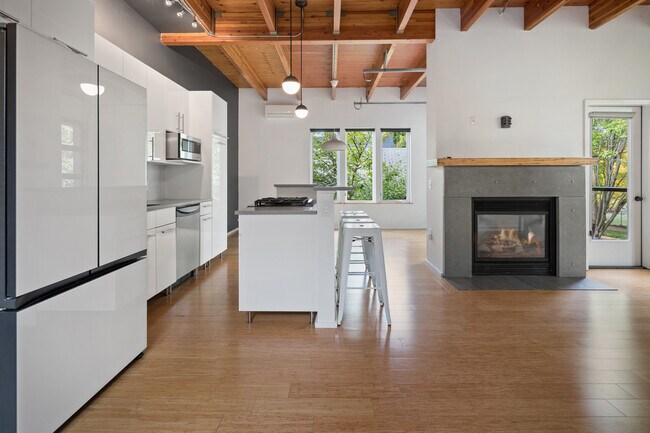 Building Photo - 504 NE Brazee St