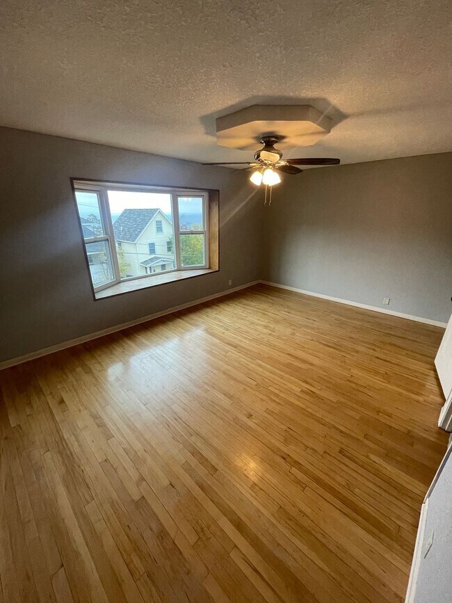 Building Photo - AVAILABLE NOW - 3 Bedroom/1.5 Bath Home wi...