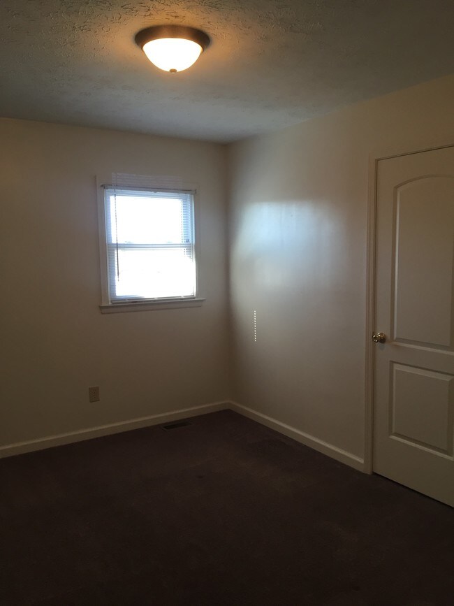 22 White Circle Bedroom 2 - 22 White Cir