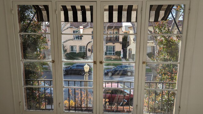 Building Photo - 158 S Sycamore Ave