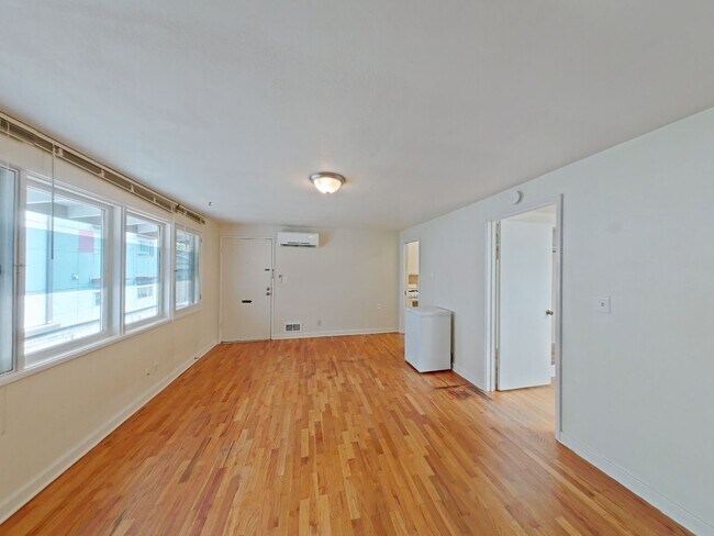 Building Photo - 1825 University St